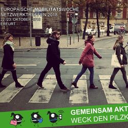 Menschen gehen über Zebrastreifen