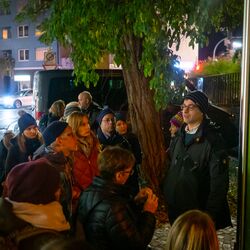 Teilnehmende beim abendlichen Stadtspaziergang durch Würzburg