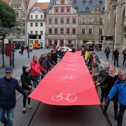 Teilnehmende tragen Laufradweg durch die Innenstadt