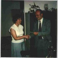 UBA-Präsident Lersner übereicht einer Gewinnerin des UBA-Gewinnspiels „Fahr´ Rad mit dem Umweltbundesamt“ am Tag der Umwelt 1979 ein Fahrrad als Gewinn