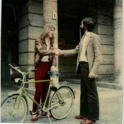 Ein Gewinner des UBA-Gewinnspiels bekommt am Tag der Umwelt 1979 ein Fahrrad als Gewinn überreicht