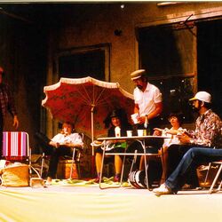 Mitarbeiterinnen und Mitarbeiter vom UBA, Bundesinnenministerium und vom Land Berlin führen am Tag der Umwelt 1981 am Dienstsitz Berlin-Bismarckplatz ein Theaterstück zum Thema „Lärm“ auf