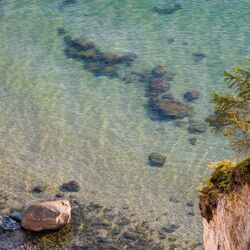 Felsenküste und Blick auf das flache Meeresgewässer.
