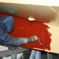 Beispiel Zingst, Applikation des Endanstrichs (rot) auf dem gelblichen Haftvermittler