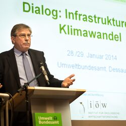 Vizepräsident des UBA am Rednerpult bei Begrüßung der Konferenzteilnehmer