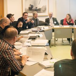 Teilnehmer des Workshops Bauen sitzen zusammen und diskutieren