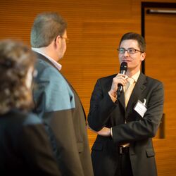 Interview von Workshopteilnehmern auf der Bühne am Ende des ersten Veranstaltungstages