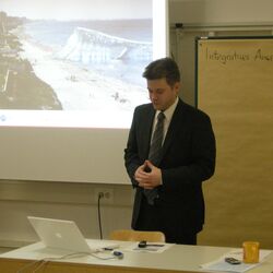 Der Klimaschutzmanager Stadt Dessau-Roßlau hält einen Vortrag vor den Workshopteilnehmern.