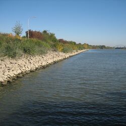 gepflastertes Ufer an der Donau