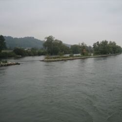 steinbarriere längs zum Ufer in der Donau