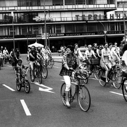 Straße ohne Autos und mit vielen Fahrradfahrern (Frauen, Männer und Kinder)