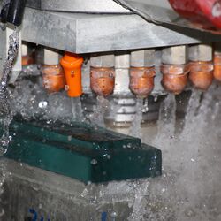 spritzendes Kühlwasser in einer Schleifmaschine