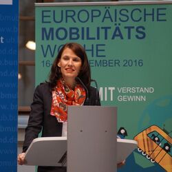 Frau Schwarzelühr-Sutter am Rednerpult, im Hintergrund ein Banner der Europäischen Mobilitätswoche 2016