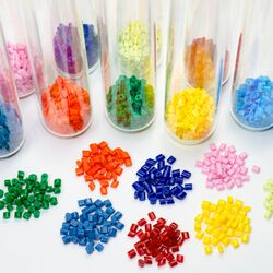 Verschiedenfarbige Kunststoffgranulate 