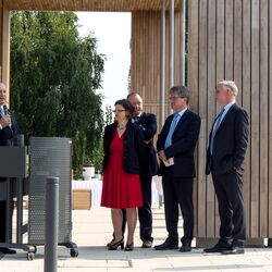 Mann im Anzug am Rednerpult im Freien vor dem Haus 2019