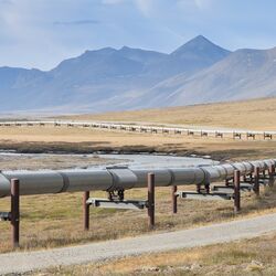 Ölpipeline, im Hintergrund Berge 