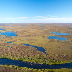 Weite Ebenen karger Landschaft: Nunavut, Kanada