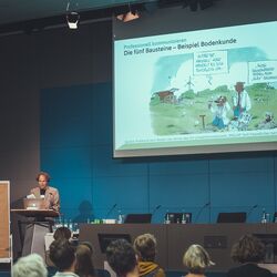 Referent vor der Leinwand