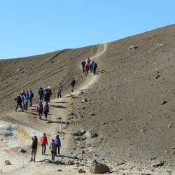 Touristen am Vulkansystem Krafla in der Region Mývatn, Island