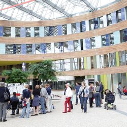 Besucher sehen sich die Kunstausstellung "Der Weg eines T-Shirts rund um den Globus" im Atrium im UBA Dessau an.