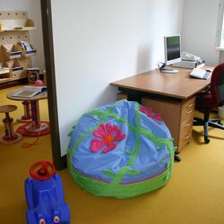Eltern-Kind-Zimmer in Berlin: Zwei Räume zum Arbeiten und Spielen mit Schreibtisch, Kindermöbeln und Spielzeug