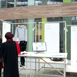 Zwei Frauen sehen sich die Wanderausstellung an, die im Atrium im UBA Dessau präsentiert wird.