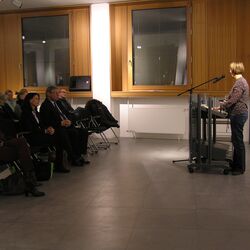 Umwelthistorikerin Anna-Katharina am Rednerpult bei ihrer Rede zur Eröffnung der Ausstellung.