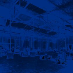 Große Halle, in der Arbeiter Lumpen sortieren