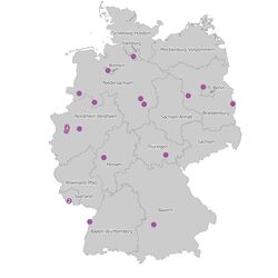 Die Karte zeigt die räumliche Verteilung der berichtspflichtigen PRTR-Betriebe der Roheisen- und Stahlerzeugung im Jahr 2023. Die meisten dieser Betriebe liegen im Bundesland Nordrhein-Westfalen.