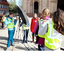 Schülerinnen mit Messgeräten in der Stadt. 