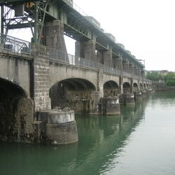 Alte Wasserkraftanlage, die aussieht wie eine Brücke bei Whylen