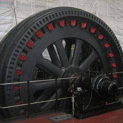Großes schwarzes Rad einer alten Wasserkraftanlage