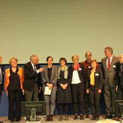 Ein Gruppenfoto in einem Konferenzraum