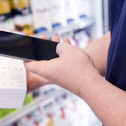 Ein Barcode auf einem Produkt wir mit einem Smartphone gescannt