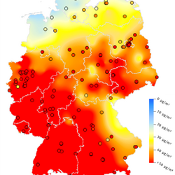 Die Deutschlandkarte weist über eine Rotfärbung auf erhöhte PM10-Konzentrationen in den meisten Teilen Deutschlands hin. Nur an der Nordseeküste liegen die Konzentrationen in einem niedrigen Bereich von 20 µg/m³. 