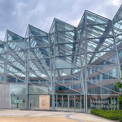 Fassade des Umweltbundesamtes in Dessau-Roßlau