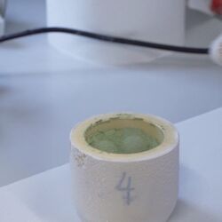 Grünes Pulver in einem Tiegel.