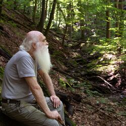 herman de vries sitzt im fränkischen Steigerwald