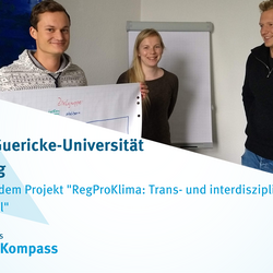 Das Bild zeigt drei Studierende mit Entwurf Poster. Präsentation der Gruppenarbeit im Workshop Klimawandel und Gesundheit im Ministerium für Arbeit, Soziales und Integration.