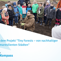 Pflanzung eines Tiny Forest in Griesheim mit vielen Kindern.