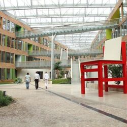 Kleiner Stuhl ganz groß: Das Möbelobjekt, welches sich nun im Umweltbundesamt befindet, hat die Maße 4,30 Meter hoch, 2,30 Meter breit und 2,50 Meter tief.