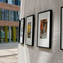 Bilder hängen im Atrium des Umwletbundesamts in Dessau aus