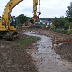 Baggerarbeiten an einem kleinen Gewässer