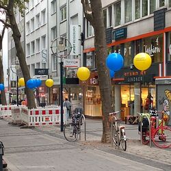 Dortmund: Ballons markieren neue Fahrradbügel in der Innenstadt