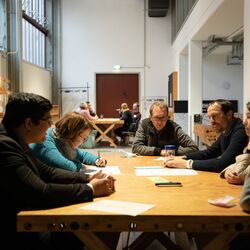 Erfahrungsaustausch und Gruppenarbeit in der Werkstatt