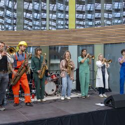 Die Band Hot Staff Brass Band aus Leipzig auf der Bühne am 15.06.2024. Alle Musikerinnen und Musiker haben ein Blasinstrument in der Hand und spielen Musik. 