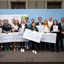 Preisträger und Preisträgerinnen des Wettbewerbs Blauer Kompass 2024 auf einem Gruppenbild 