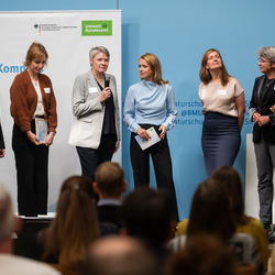 Preisübergabe Blauer Kompass 2024 auf der Bühne 