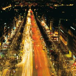 Straßenschlucht bei Nacht