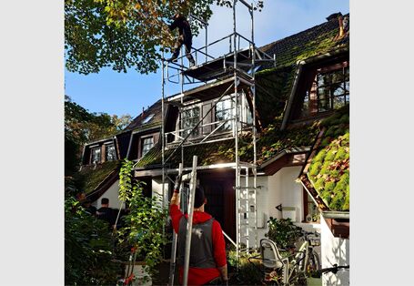 Das Haus in der Umbauphase mit Gerüst.